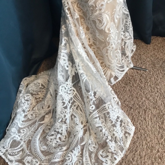 Elegant lace gown with train - Picture 5 of 12